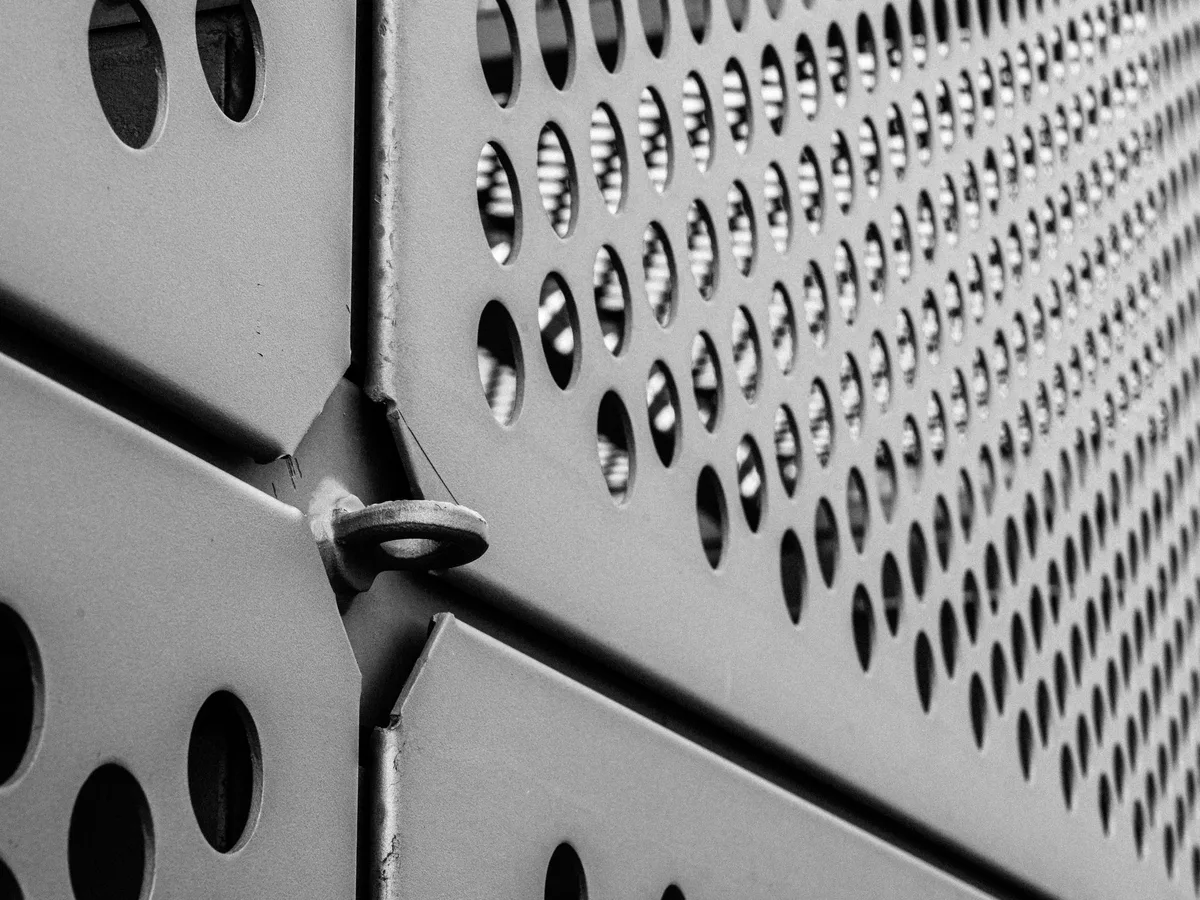لوح كلادنج مثقّب عن قرب